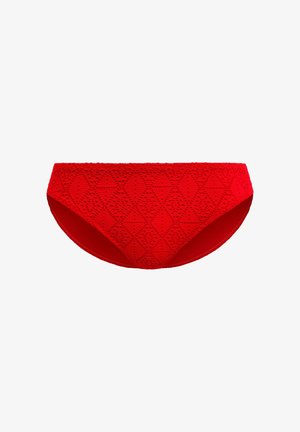 Bas de bikini rouge en tissu texturé avec un motif géométrique ; forme symétrique avec une couverture modérée et une finition lisse.