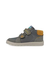 Zapato gris de media caña con dos correas de Velcro, materiales de ante y sintéticos, acentos dorados texturizados y un detalle de tela estampada en la lengua.