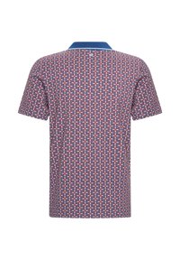 Camisa polo de manga corta con un patrón geométrico en rojo, azul y blanco, con un cuello marinero y una tela suave y texturizada.
