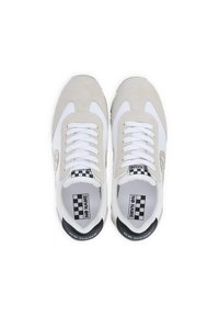 Sneakers in een wit en beige kleurenschema, gemaakt van suède en mesh materialen, met een ronde vorm, rubberen zool en geruite accenten op de binnenzolen.