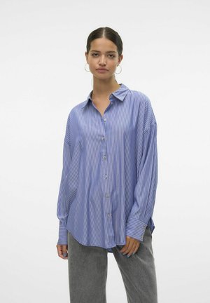 Camicia button-up a righe blu e bianche con colletto, vestibilità ampia e maniche lunghe. Presenta bottoni argentati e un tessuto leggero e liscio.