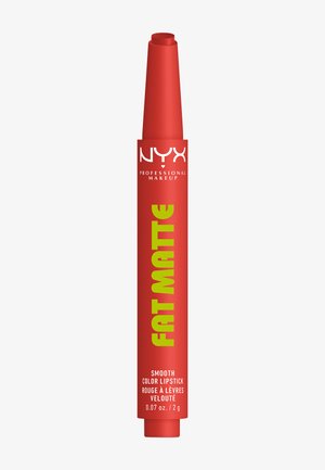 Crayon à lèvres rouge mat lisse Fat Matte de NYX Professional Makeup avec texte audacieux en vert et blanc sur fond blanc.