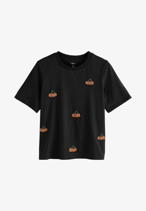 Schwarzes Baumwoll-T-Shirt mit mehreren gestickten orangefarbenen Kürbisdesigns, Rundhalsausschnitt und kurzen Ärmeln, mit einer glatten Textur.