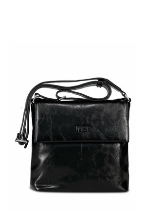 Sac bandoulière en cuir noir avec une surface texturée, doté d'une longue sangle ajustable et d'un rabat avant avec un logo embossé.