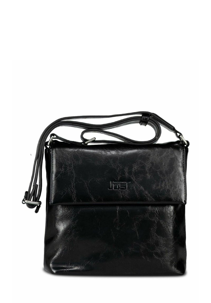 Sac bandoulière en cuir noir avec une surface texturée, doté d'une longue sangle ajustable et d'un rabat avant avec un logo embossé.