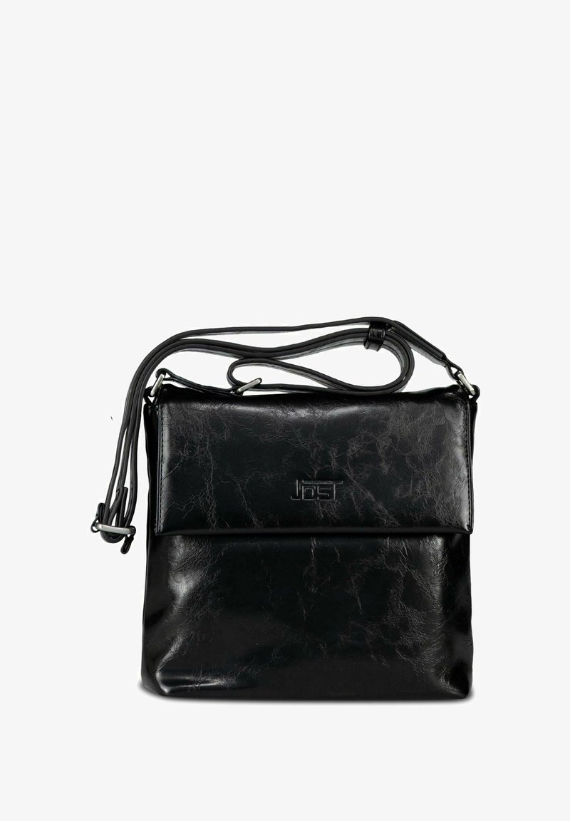 Sac bandoulière en cuir noir avec une surface texturée, doté d'une longue sangle ajustable et d'un rabat avant avec un logo embossé.