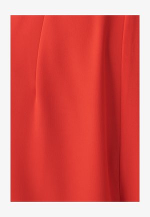 Rode stof met een gladde, licht gestructureerde oppervlakte, met zachte plooien en subtiele glans, geschikt voor kleding of accessoires.