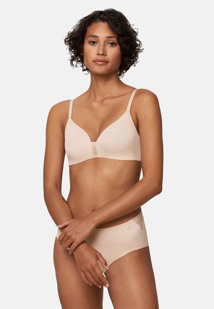Beżowy bezszwowy biustonosz z regulowanymi ramiączkami i wyściełanymi miseczkami, w zestawie z dopasowanymi majtkami w stylu bikini o gładkiej teksturze.