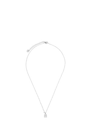 Delikatny srebrny naszyjnik z łańcuszkiem z małym kwadratowym wisiorkiem w kształcie kłódki i regulowanym zapięciem na białym tle.