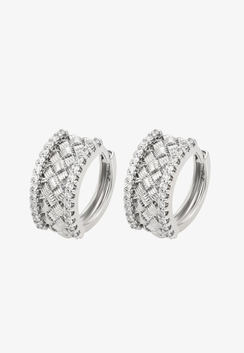 Strieborné kruhové náušnice s tkaným dizajnom uprostred a radmi malých trblietavých kryštálov na vonkajších okrajoch, vystavené na bielom pozadí.