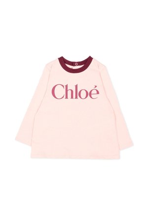 T-shirt à manches longues rose clair pour tout-petit avec col rose foncé et "Chloé" imprimé en grandes lettres sur le devant.