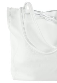 Sac fourre-tout en cuir blanc avec une texture douce, deux poignées et une fermeture à cordon. Présente des coutures lisses et un design simple.