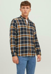 Jack & Jones JJECLASSIC AUTUMN CHECK SHIRT - Camicia - desert sun