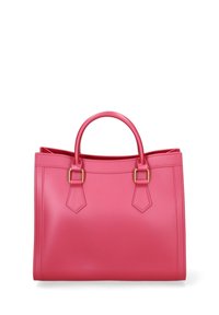 Sac à main en cuir rose avec un design structuré, deux poignées supérieures, accents en matériel doré et forme rectangulaire plate. Fini en texture lisse.