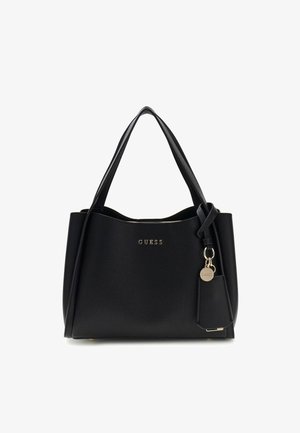 Sac à main Guess en cuir noir avec double poignées, logo doré à l'avant, et étiquette attachée avec un charm doré sur le côté droit.