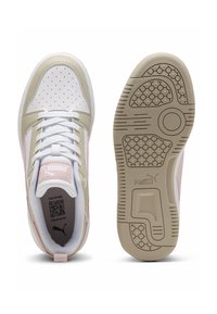 Baskets blanches avec des accents crème et rose. Présentent un cuir perforé, une texture lisse et une semelle en caoutchouc avec une adhérence texturée.