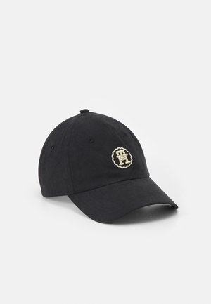 Schwarze Baseballkappe mit gebogenem Schirm und kleinem rundem Logo mit ineinandergreifenden Buchstaben in Beige auf dem Frontpanel.