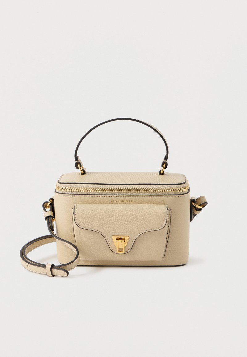 Beżowa skórzana torebka o strukturalnym designie, złote okucia, zamknięcie na górny zamek błyskawiczny oraz odpinany pasek na ramię. Przednia kieszeń z klapką.