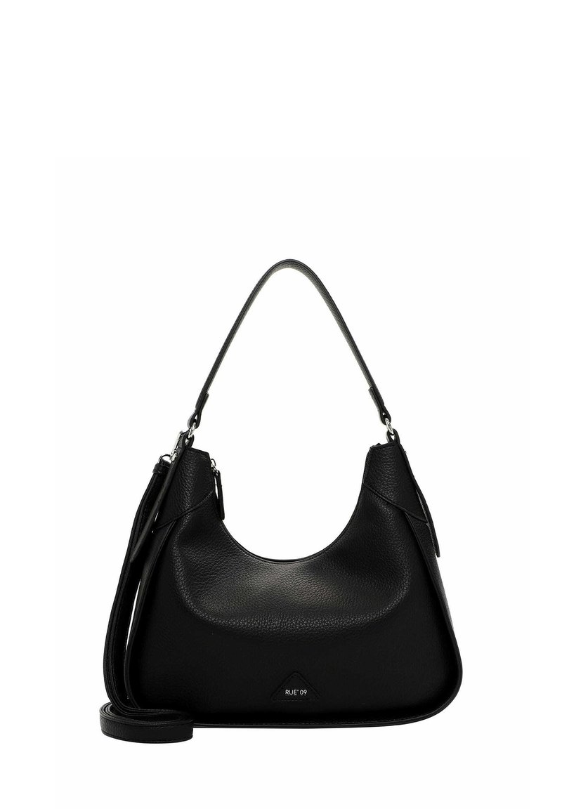 Borsa a spalla in pelle nera con forma curva, finitura testurizzata e tracolla regolabile. Presenta un piccolo logo triangolare sul davanti.
