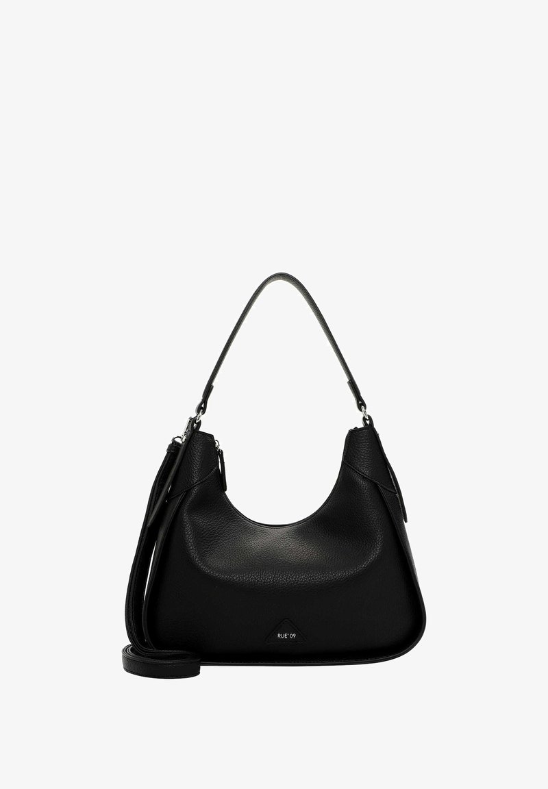 Borsa a spalla in pelle nera con forma curva, finitura testurizzata e tracolla regolabile. Presenta un piccolo logo triangolare sul davanti.