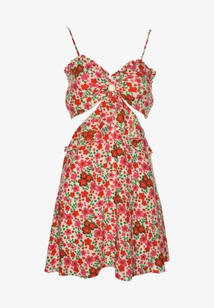 Robe mini florale avec des bretelles spaghetti. Présente un tissu rose décoré de fleurs rouges et vertes, un devant torsadé et des accents en volants.