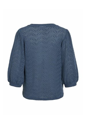 Pullover blu con motivo a chevron testurizzato, scollo rotondo e maniche a tre quarti voluminose. Il materiale sembra leggero e traspirante.