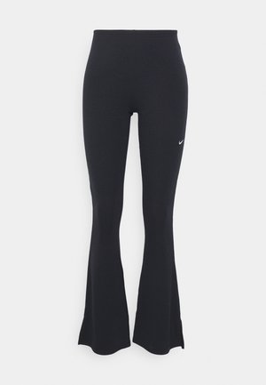 Leggings noires évasés en tissu extensible et léger. Dotés d'une taille haute et d'un petit logo blanc sur la hanche gauche.