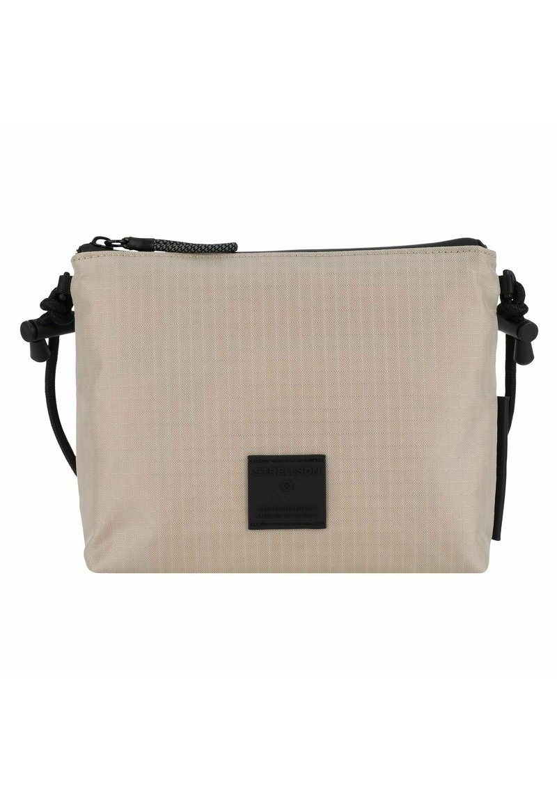Borsa a sacchetto in tessuto beige con superficie texture, cerniera nera e cordino regolabile. Presenta una piccola etichetta nera con logo sul davanti.