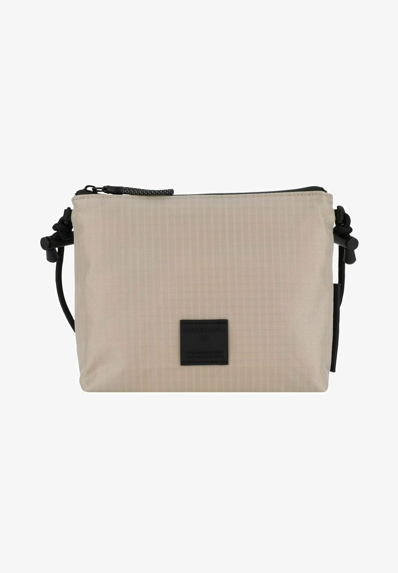 Pochette en tissu beige avec une surface texturée, fermeture éclair noire et cordon ajustable. Présente un petit patch logo noir sur le devant.