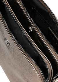 Borsa in pelle metallizzata color taupe con due scomparti con cerniera, texture liscia e dettagli in metallo argentato. Interno foderato in tessuto nero.