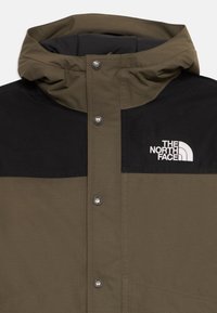 Veste à capuche avec des blocs de couleur vert olive et noir, boutons-pression à l'avant, et logo brodé The North Face en blanc sur la poitrine.