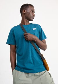 The North Face VERTICAL TEE - Triko s potiskem - midnight petrol