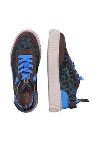Scarpe sportive con una tomaia in stampa leopardata blu e verde, dettagli in suede marrone, lacci blu e una suola in gomma beige texturizzata.