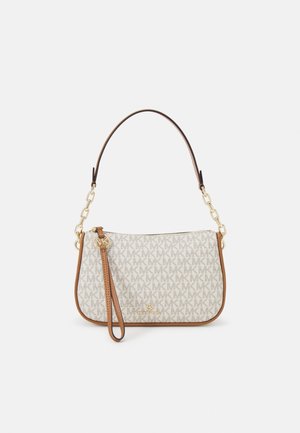 Mała beżowa torebka Michael Kors z powtarzającym się wzorem logo MK, brązową skórzaną obwódką, złotym łańcuszkowym paskiem i pętlą na nadgarstek.