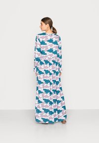 Vestido maxi de manga longa com cintura franzida. Padrão de nuvens em azul-petróleo, rosa e branco. Feito de tecido macio, com decote redondo.