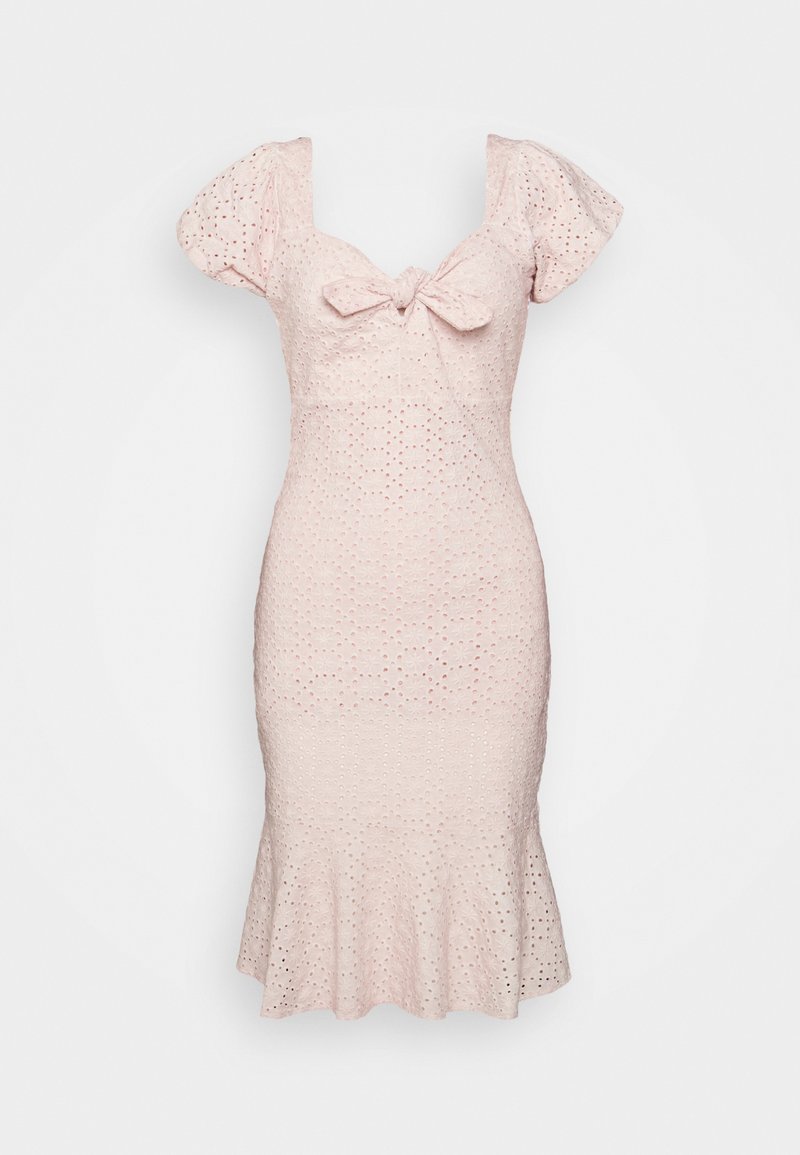 Robe en dentelle œillet rose clair avec manches bouffantes, décolleté en cœur, détail nœud sur la poitrine, silhouette ajustée et ourlet évasé.