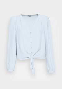 Blouse bleu clair à manches longues avec col en V, fermeture centrale par boutons, et lien noué à la taille. Tissu doux et texturé.