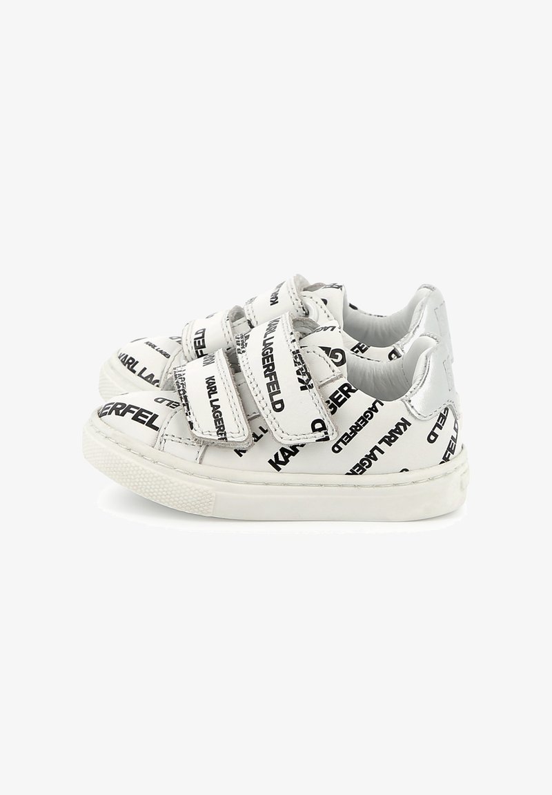 Witte sneakers met zwart "Karl Lagerfeld" logo print, uitgerust met dubbele klittenbandsluitingen en een gestructureerde rubberen zool met een ronde neus.