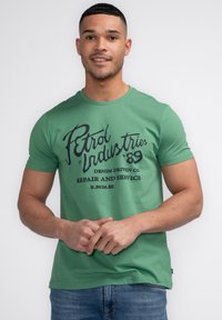 Petrol Industries Triko s potiskem - wasabi