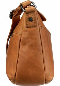 Borsa in pelle marrone a forma triangolare, con tracolla cucita e dettagli in metallo. Texture liscia e design minimalista.
