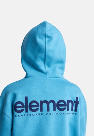 Sudadera azul claro con una gran impresión en azul marino de "element skateboard co. worldwide" en la parte posterior y capucha con cordón.