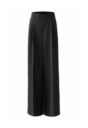 Pantalons à jambe large en tissu gris foncé avec des rayures verticales. Présente une taille haute et une texture lisse, conçu pour un look structuré.