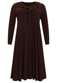 Vestido marrón de manga larga con cuello con volantes y escote en V, que presenta una falda fluida con una textura suave.