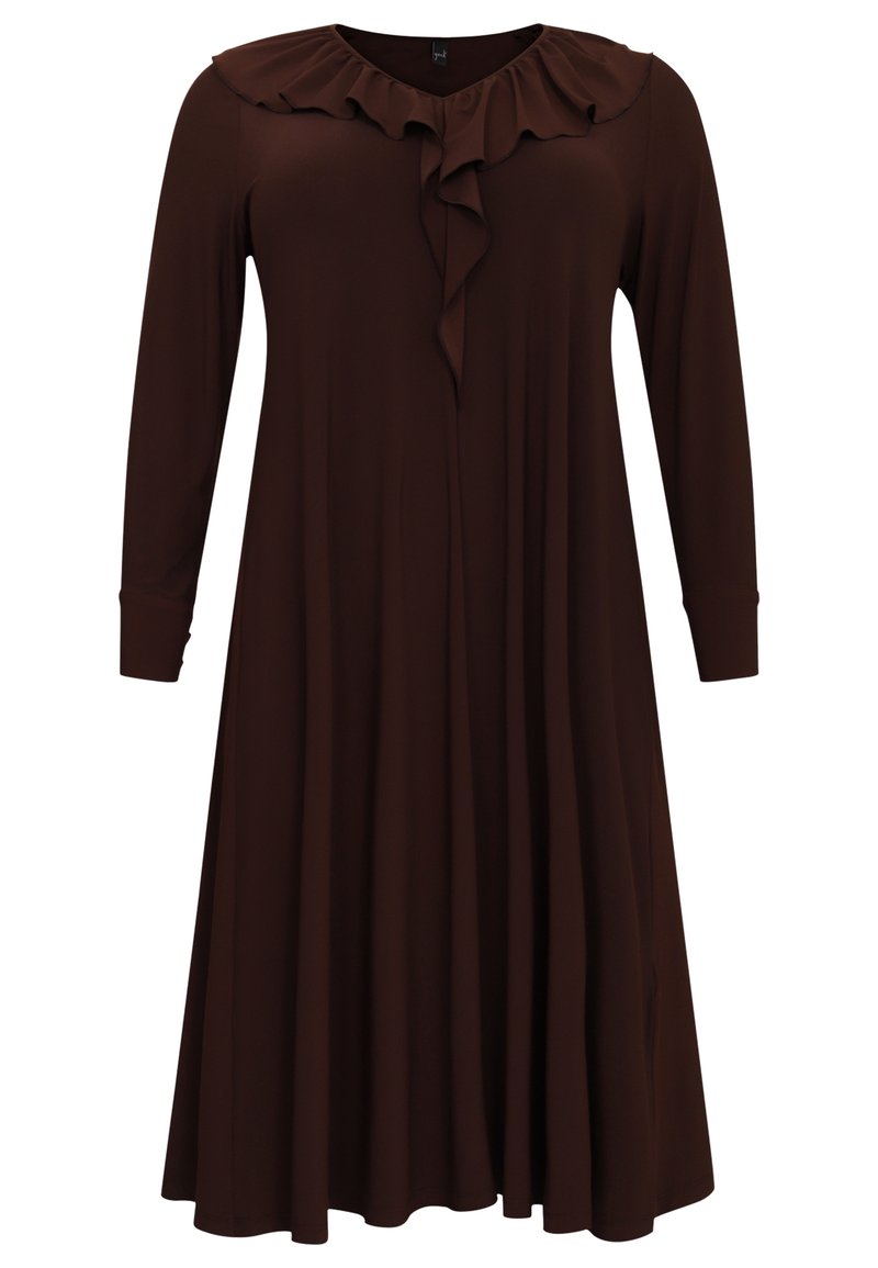 Vestido marrón de manga larga con cuello con volantes y escote en V, que presenta una falda fluida con una textura suave.