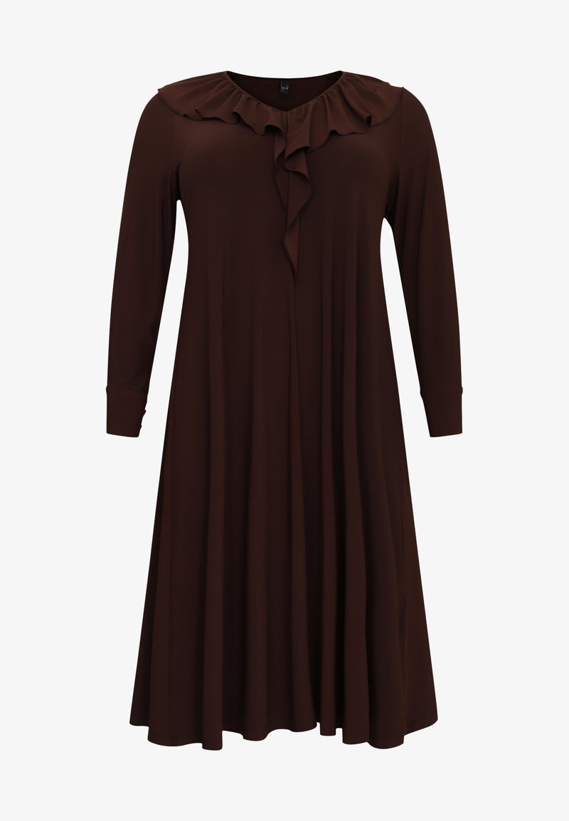 Vestido marrón de manga larga con cuello con volantes y escote en V, que presenta una falda fluida con una textura suave.