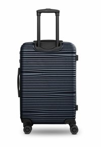Valise rigide avec une surface texturée bleu foncé, poignée rétractable, poignée latérale et quatre roues noires pour la mobilité.
