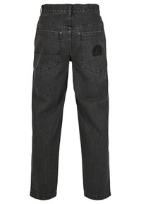 Sorte denimbukser med afslappet pasform, der har to lommer og et logo-patch. Tekstureret stof med synlige syninger og lige snit.