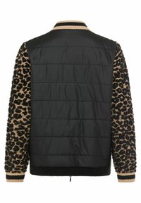 Zwarte jas met gewatteerd lichaam. Mouwen in een textuur van luipaardprint. Geribbelde kraag en manchetten in beige met zwarte strepen. Ritsdetail aan de zoom.