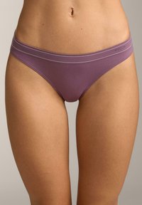 Lilla bikiniunderdel med glat tekstur og en kontrasterende grå taljebånd. Skåret i en minimalistisk stil for et moderne udseende.