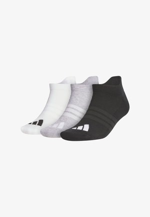 Trois chaussettes basses en blanc, gris et noir, chacune avec un petit logo près des orteils et des motifs rayés subtils.